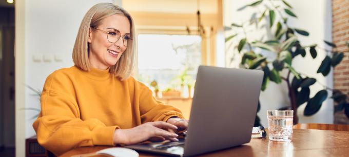 Femme utilisant CBC Touch sur son laptop